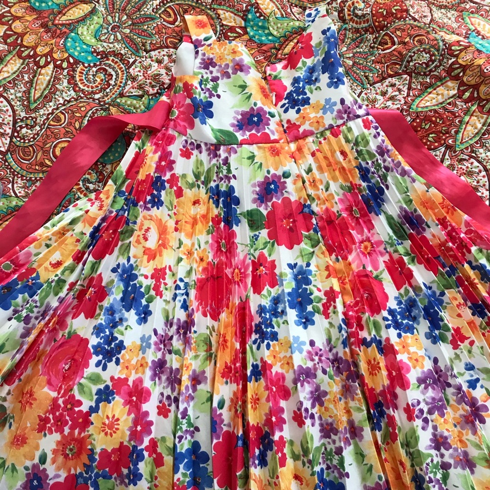 Dresses - Picture 4 of 5